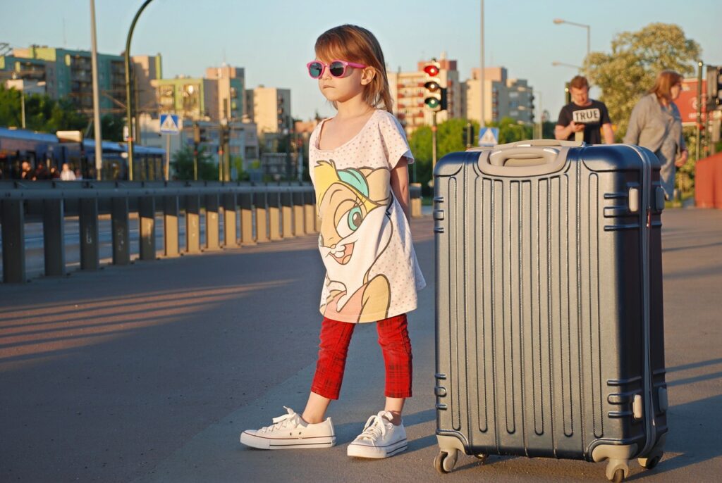 スーツケースと女の子