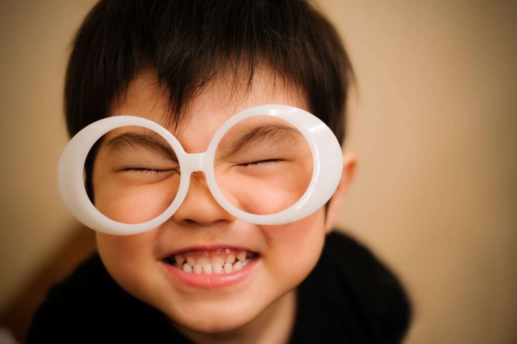 白メガネをかけた笑顔の男の子